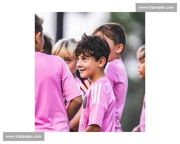 梅西萌娃力荐发带造型！长发飘逸成赛场新焦点